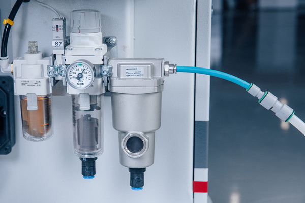 OSTERMANN 6T2R  Блок подготовки воздуха  Состоит из регулятора сжатого воздуха, водоотделителя и маслораспылитель  Водоотделитель: Удаляет более 99% водыСоздает минимальные потери давленияЛегкая замена фильтрующего элементаАвтоматический отвод кон...